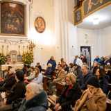 La cerimonia inizia alle 19. Ognuno dei presenti ha in mano una candela, il simbolo della Candelora. I ceri per� sono tutti spenti: si attende infatti l�ingresso del Bambino, che nel frattempo � stato portato in sagrestia